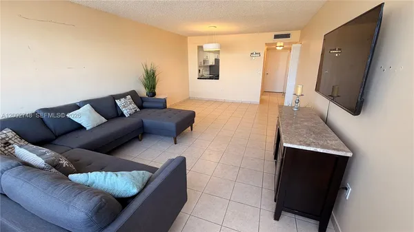 $1,600 | 1351 Northeast Miami Gardens Drive, Unit 902E, Miami, FL 33179