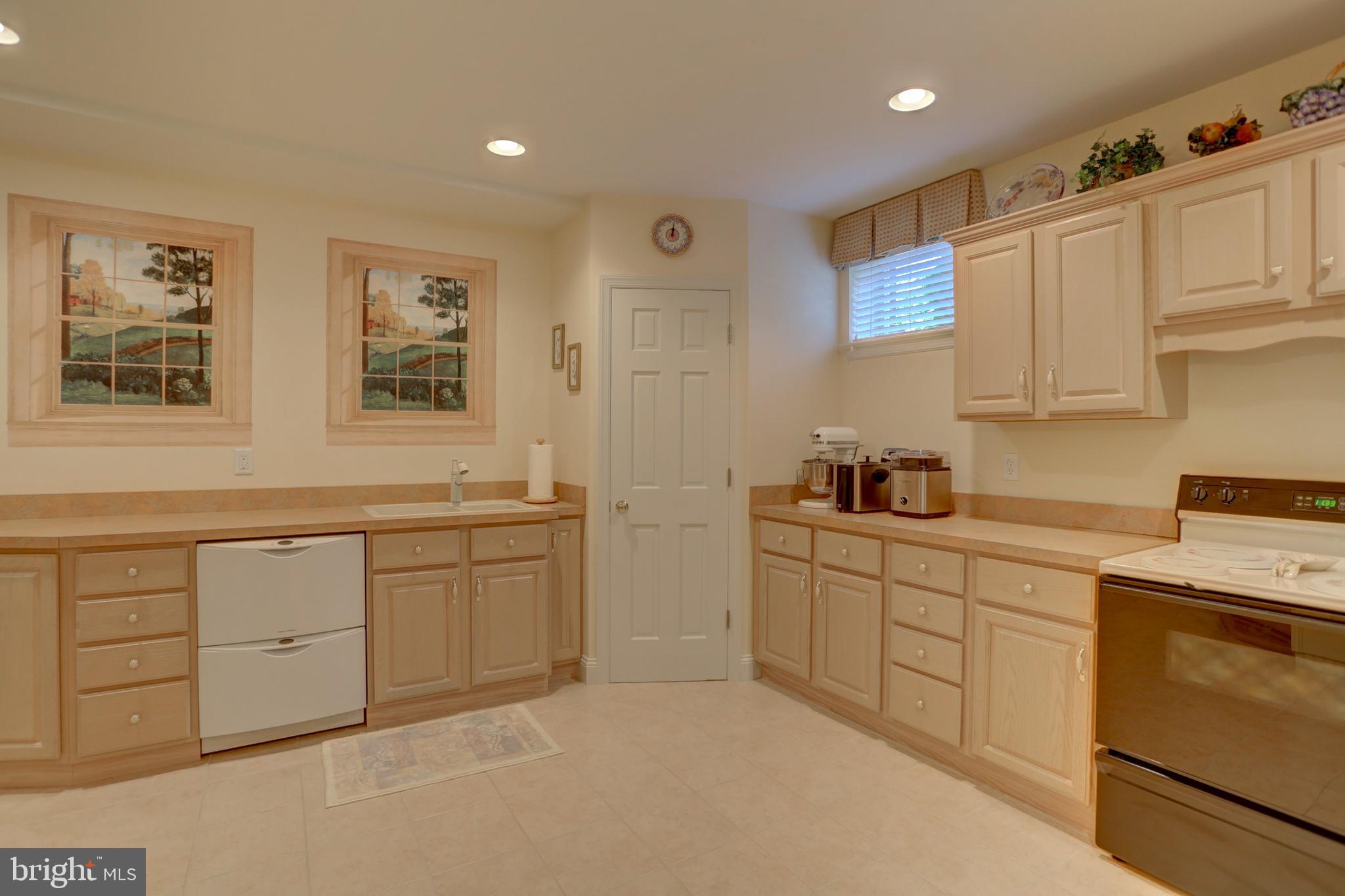 16 Deerfield Road Lancaster, PA 17603 - Photo 29 of 56 Basement full kitchen