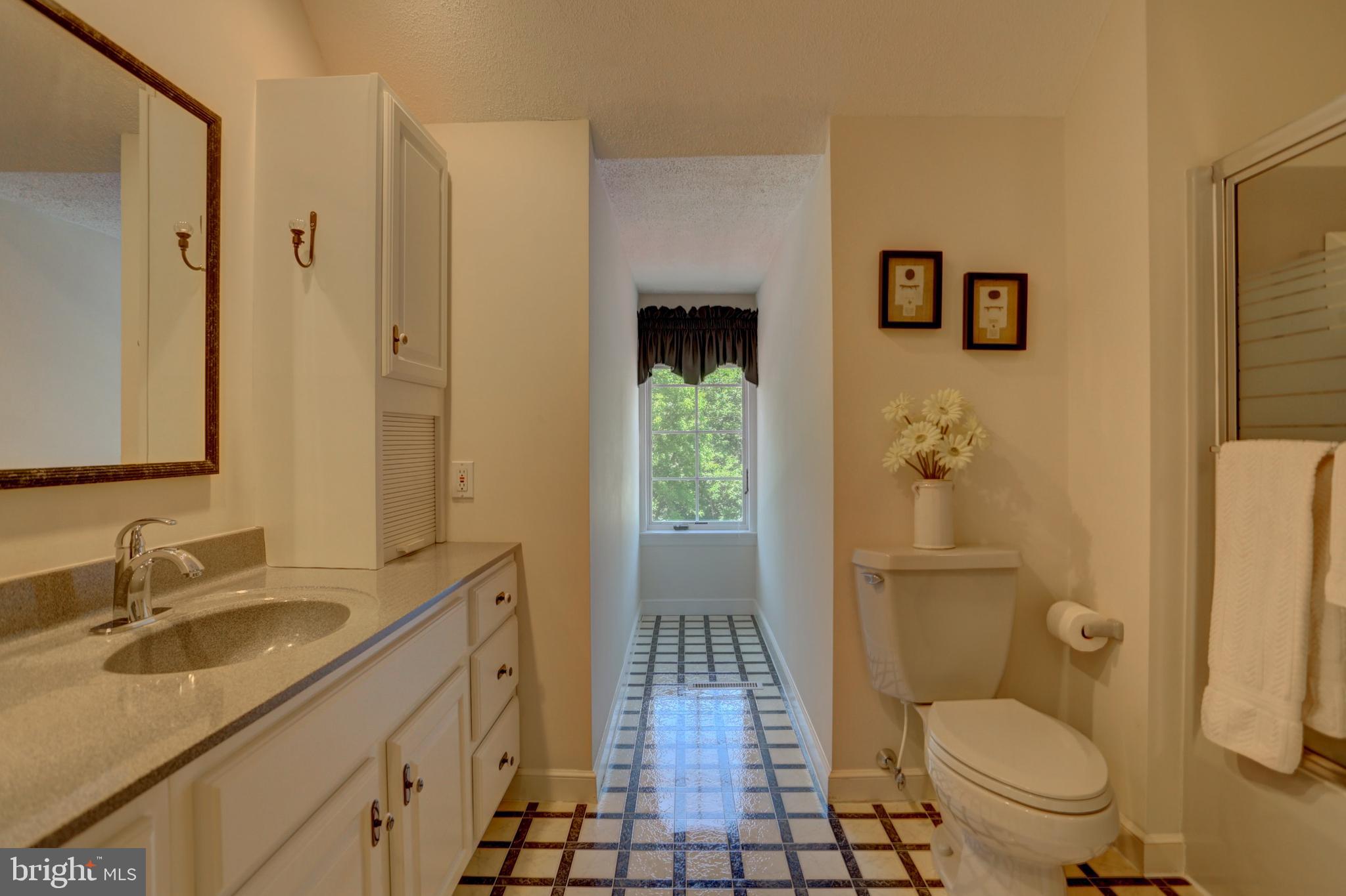 16 Deerfield Road Lancaster, PA 17603 - Photo 39 of 56 2nd floor full bath