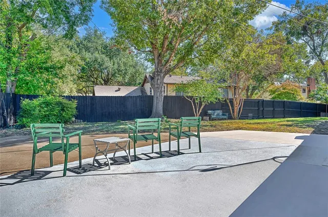 a view of a house with backyard and a tree