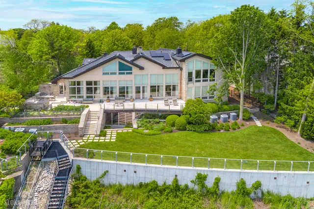 a view of an outdoor space with garden