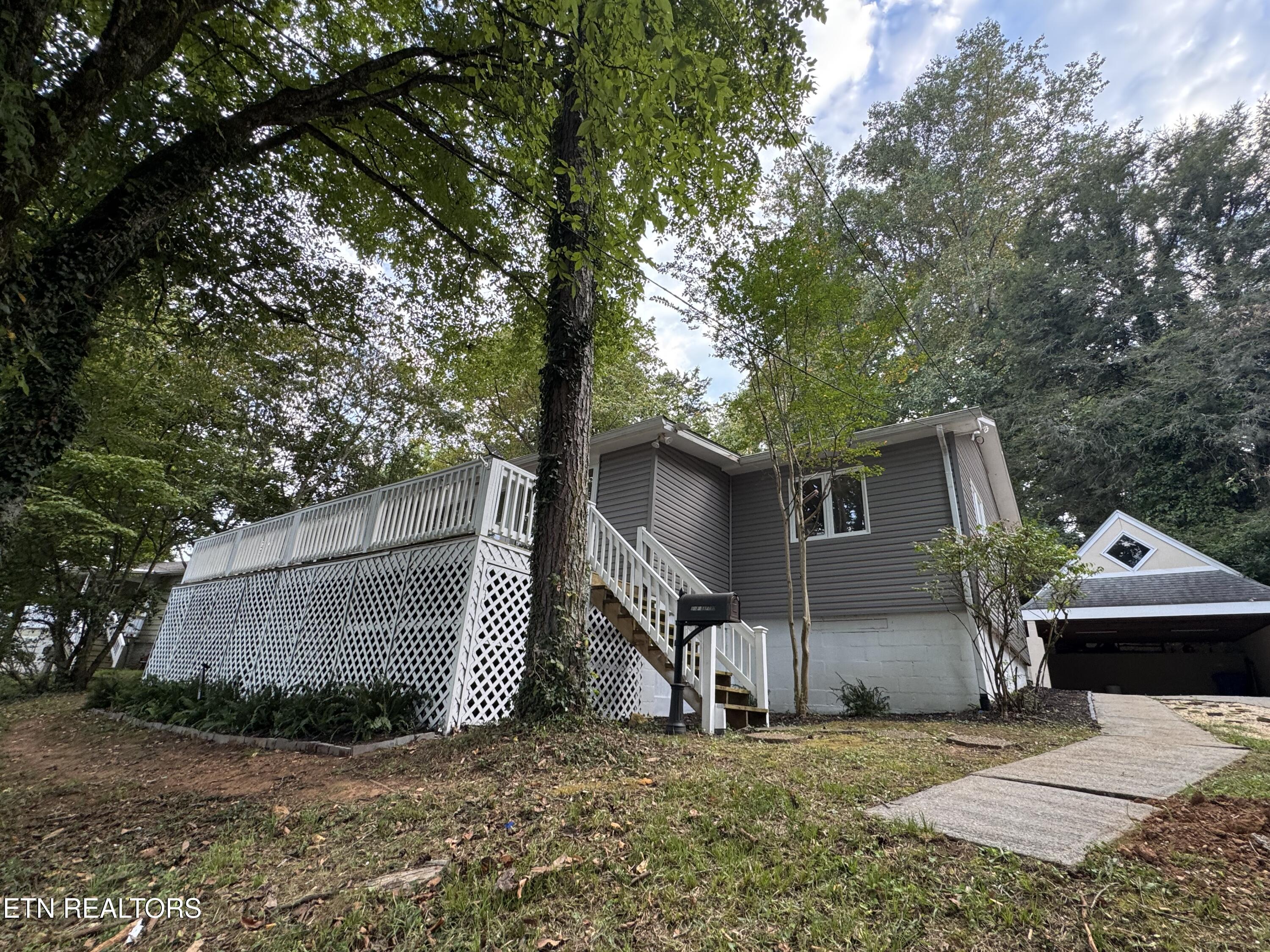 102 Oxford Road Oak Ridge, TN 37830 - Photo 2 of 58 .