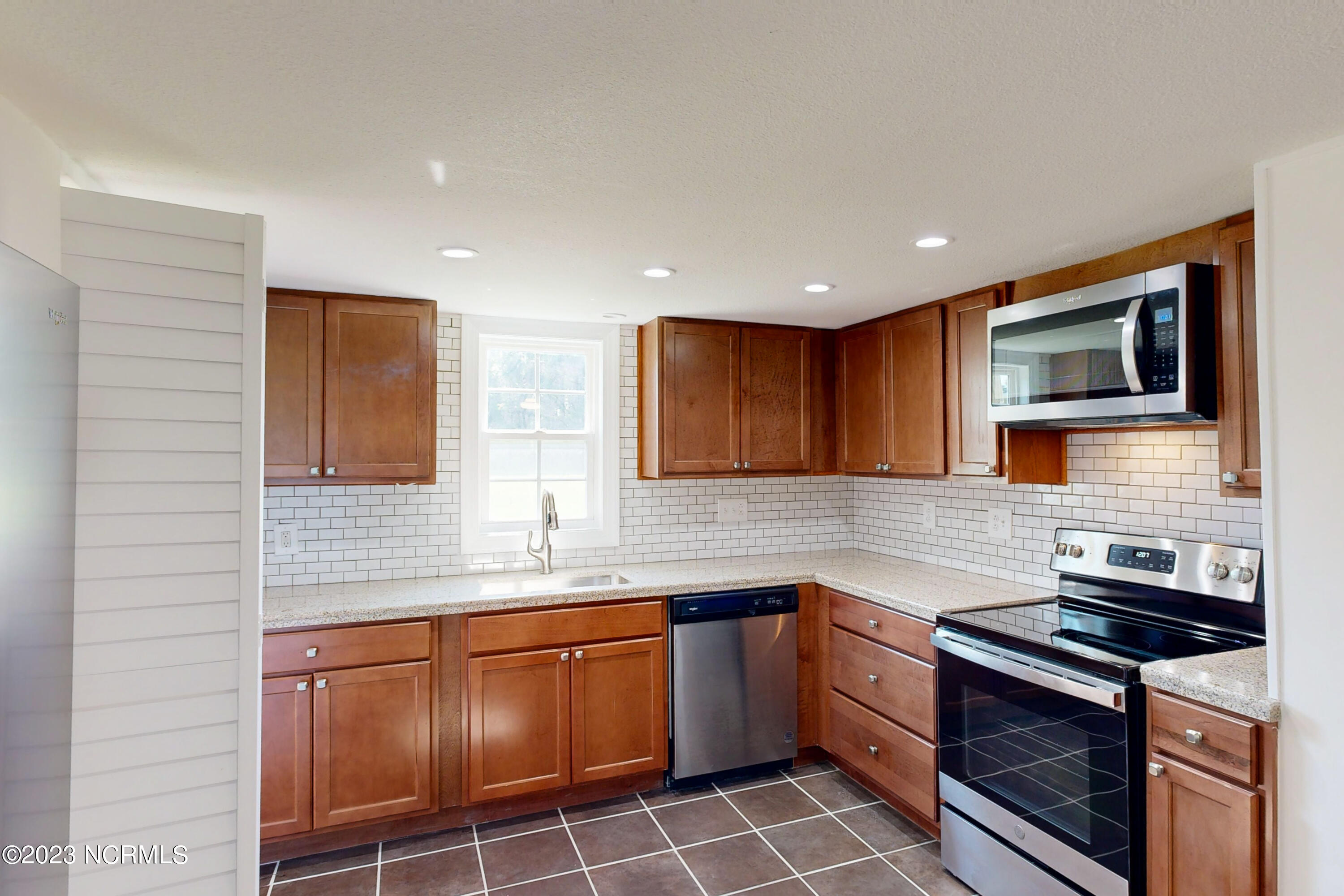 110 Country Club Road Jacksonville, NC 28546 - Photo 6 of 24 110B Country Club Road - Interior_12