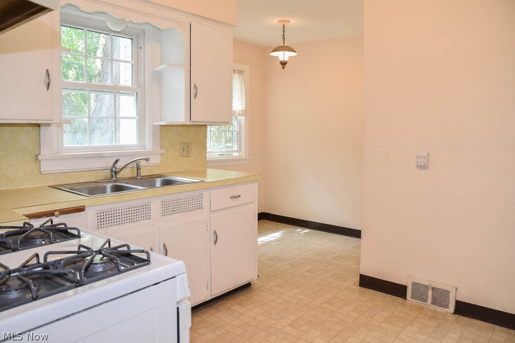 638 Ecton Road Akron, OH 44303 - Photo 6 of 20 Eat-in Kitchen
