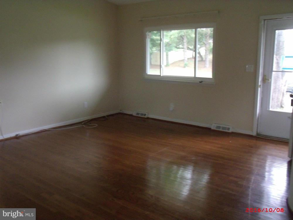 3613 Kings Point Road Randallstown, MD 21133 - Photo 5 of 20 Living Room
