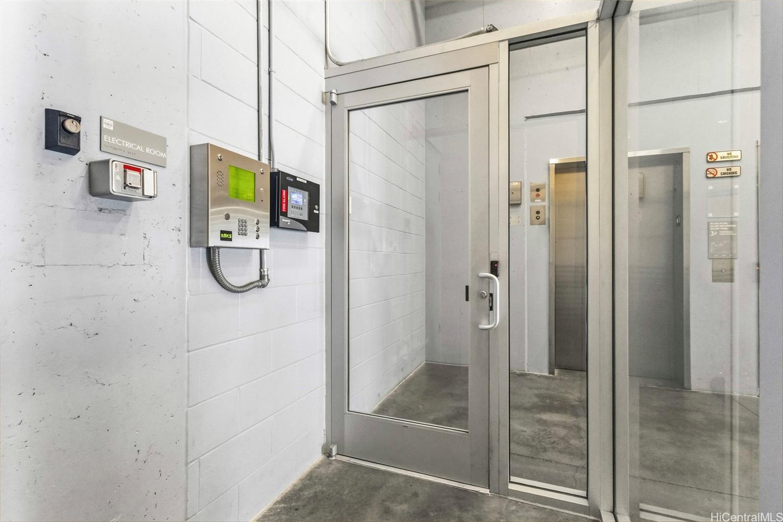 803 Waimanu Street, Unit 702 Honolulu, HI 96813 - Photo 12 of 19 a bathroom with a shower