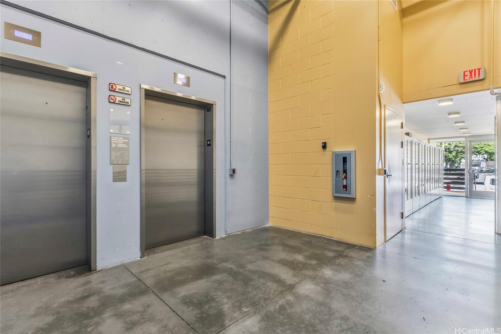 803 Waimanu Street, Unit 702 Honolulu, HI 96813 - Photo 13 of 19 a view of a hallway with wooden floor and a bathroom