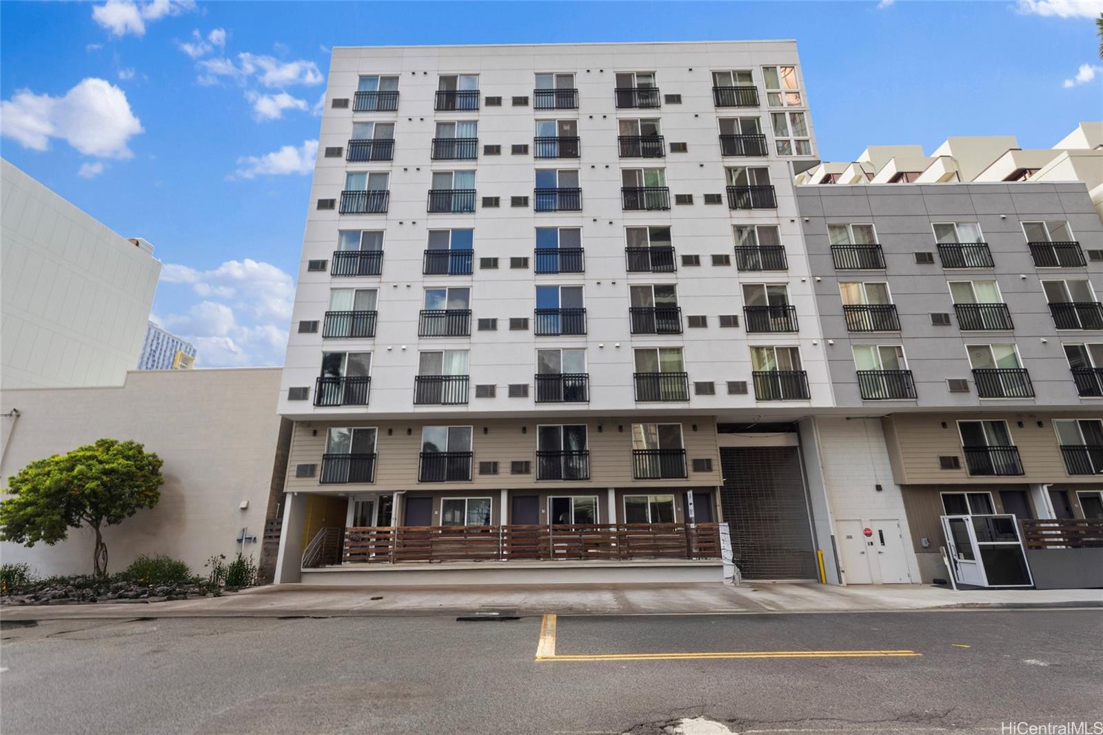 803 Waimanu Street, Unit 702 Honolulu, HI 96813 - Photo 16 of 19 front view of a building