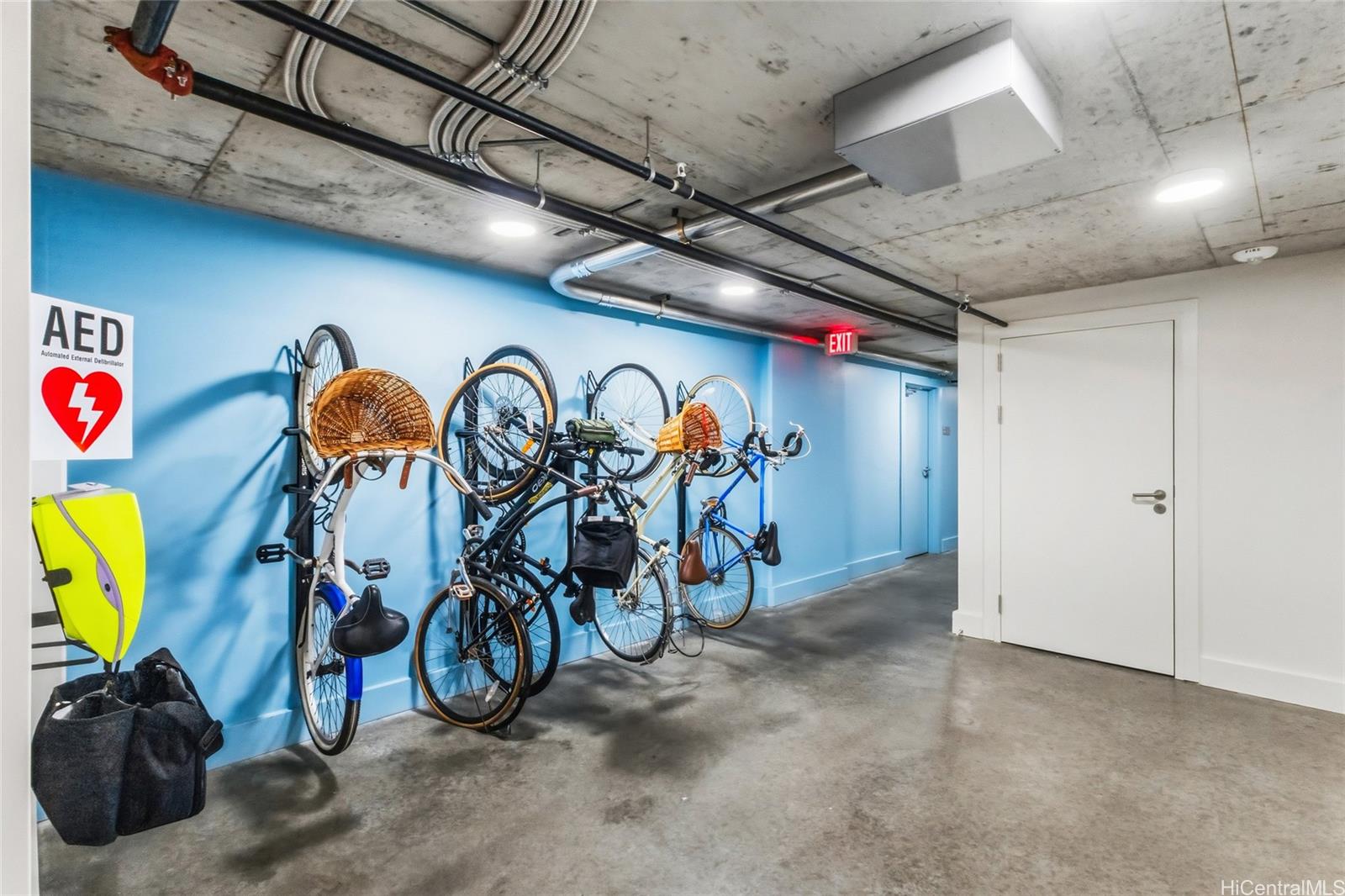 803 Waimanu Street, Unit 702 Honolulu, HI 96813 - Photo 10 of 19 a view of a room with gym equipment