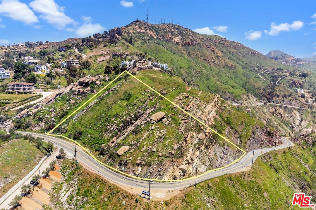 1 Piuma Road Malibu, CA 90265 - Photo 4 of 22 a view of a city