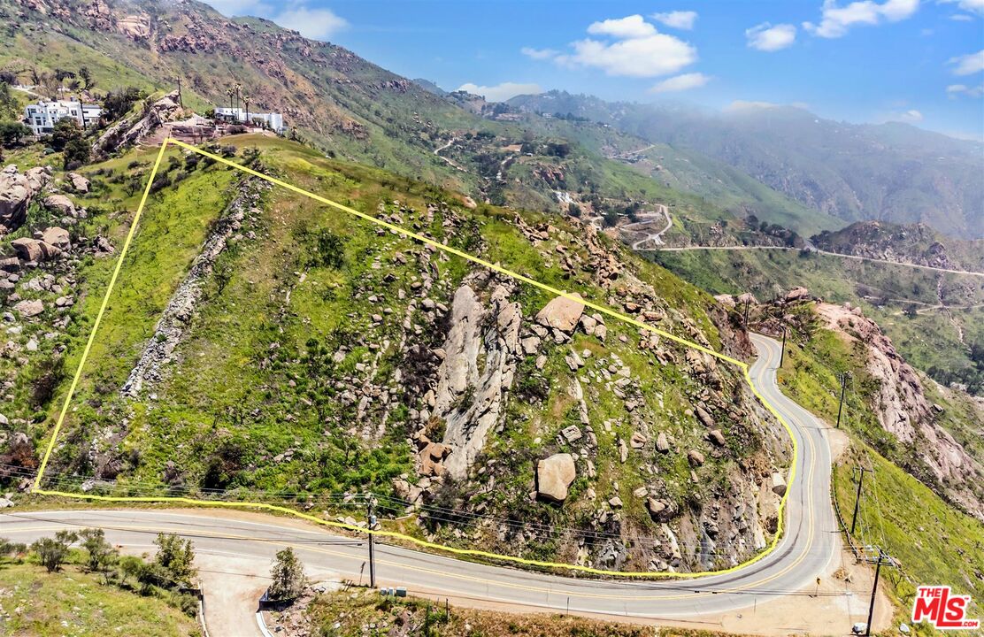 1 Piuma Road Malibu, CA 90265 - Photo 5 of 22 a view of a yard