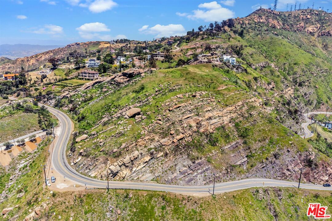 1 Piuma Road Malibu, CA 90265 - Photo 8 of 22 a view of a yard