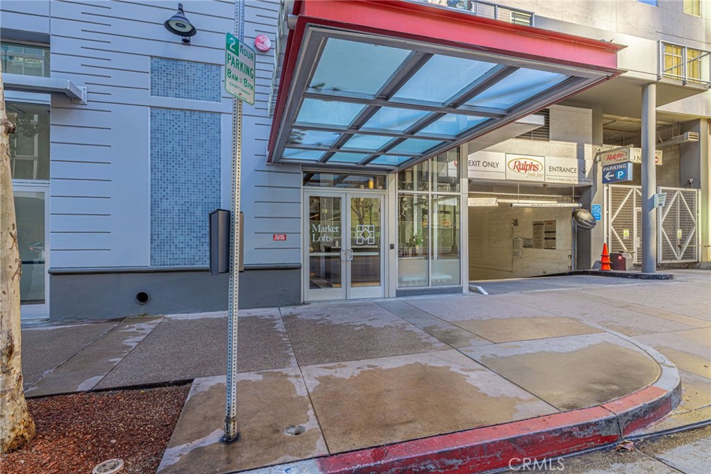 645 West 9th Street, Unit 301 Los Angeles, CA 90015 - Photo 13 of 14 a view of a porch with a table and chairs