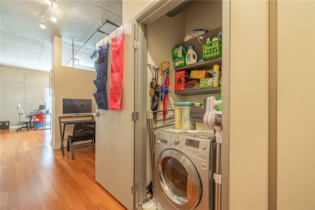645 West 9th Street, Unit 301 Los Angeles, CA 90015 - Photo 7 of 14 a view of a living room