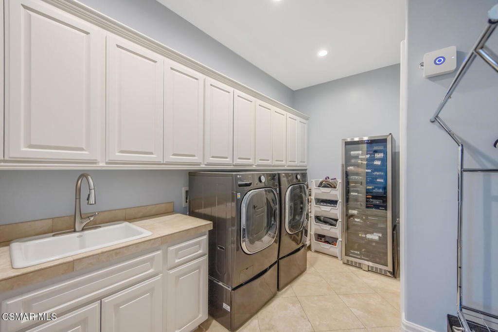 421 Whitegate Road Newbury Park, CA 91320 - Photo 29 of 76 a utility room with washer and dryer