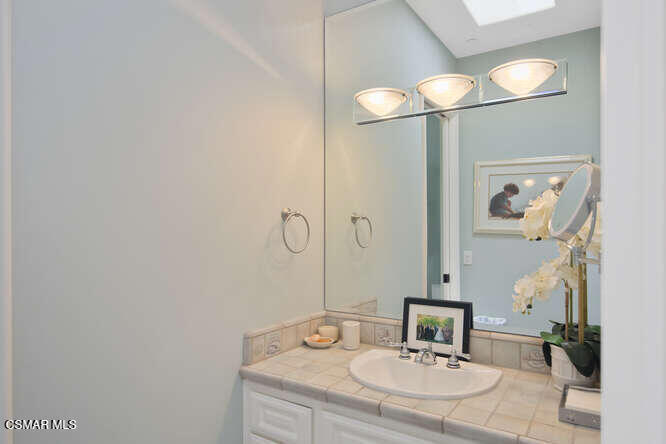 421 Whitegate Road Newbury Park, CA 91320 - Photo 41 of 76 a bathroom with a sink vanity and a mirror