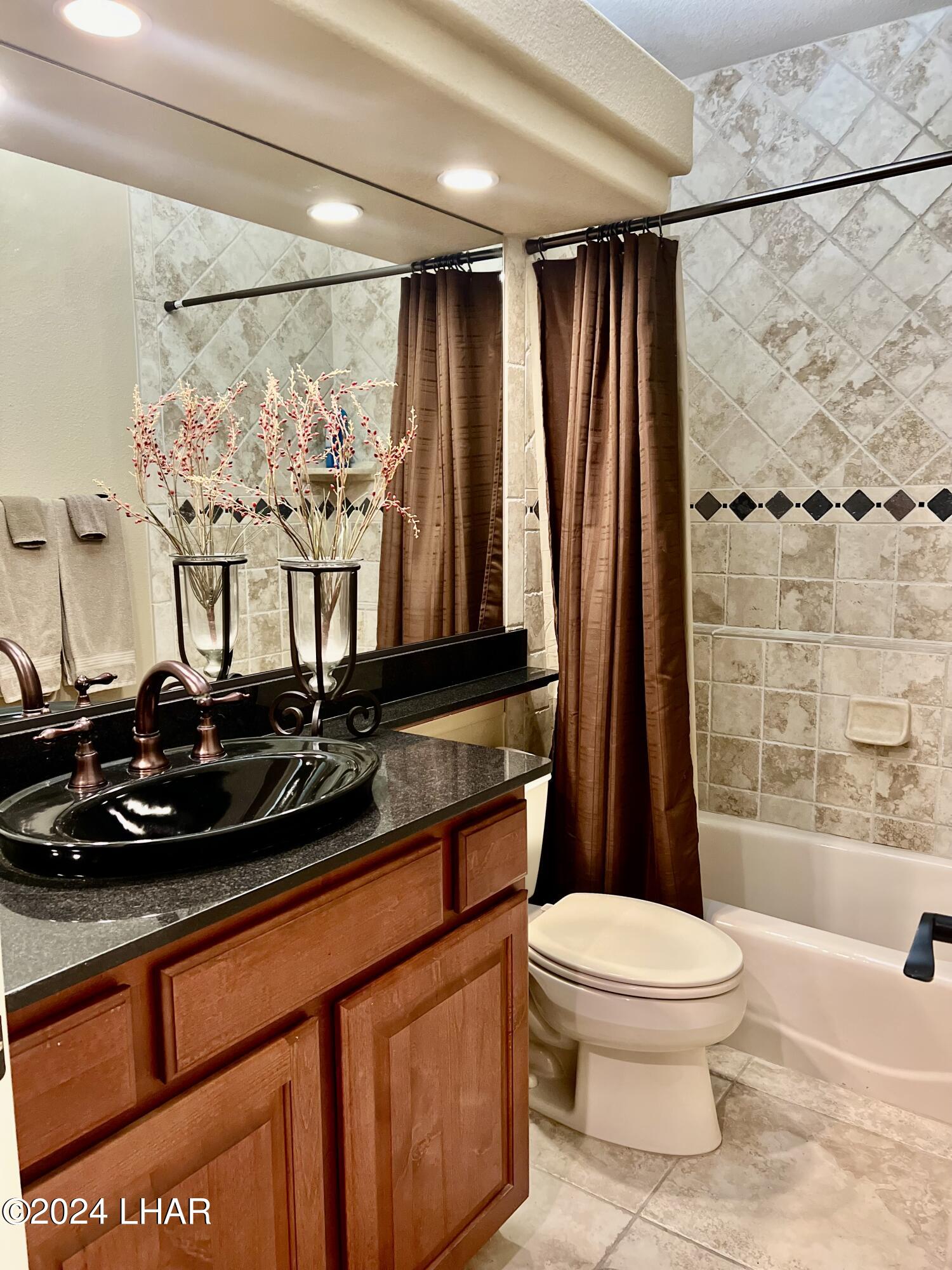 433 London Bridge Road, Unit 201 Lake Havasu City, AZ 86403 - Photo 11 of 15 guest bath