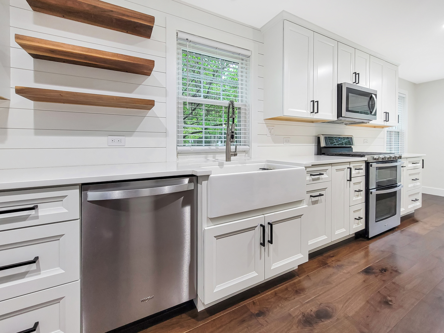 401 South 4th Avenue Libertyville, IL 60048 - Photo 2 of 23 a kitchen with white cabinets and a stainless steel appliances