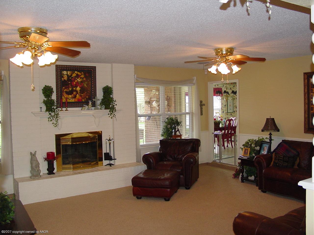 8708 Circle Avenue Amarillo, TX 79110 - Photo 3 of 12 Living Room