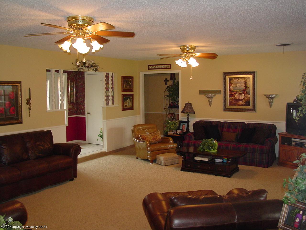 8708 Circle Avenue Amarillo, TX 79110 - Photo 4 of 12 Living Room 2nd View