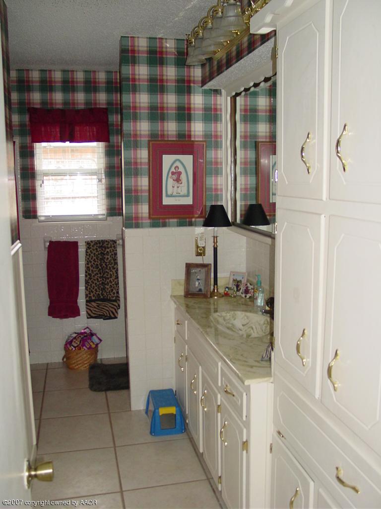 8708 Circle Avenue Amarillo, TX 79110 - Photo 6 of 12 Main Bath