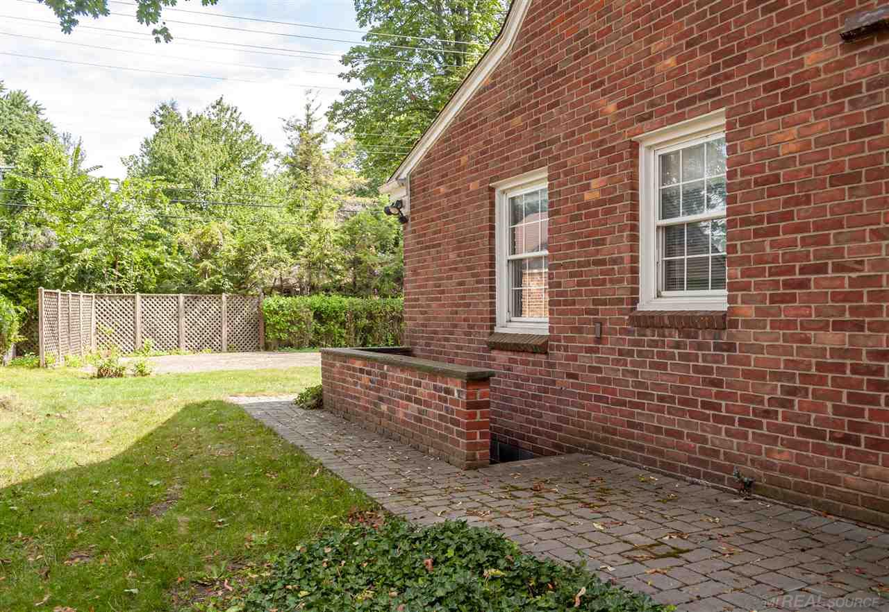 88 Roslyn Road Grosse Pointe Shores, MI 48236 - Photo 38 of 43