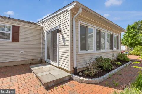a view of a house with backyard