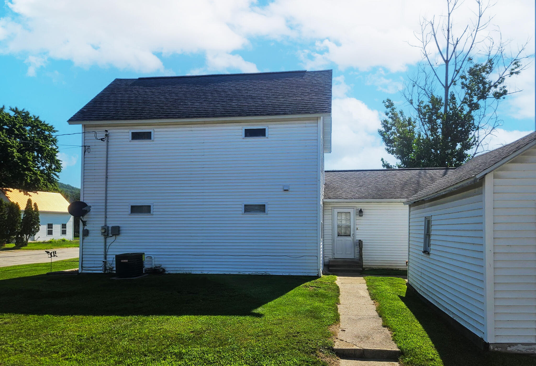 514 East Iowa Street Prairie du Chien, WI 53821 - Photo 2 of 18 Side View