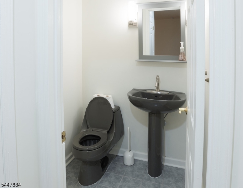 89 Continental Road Morris Plains, NJ 07950 - Photo 12 of 38
