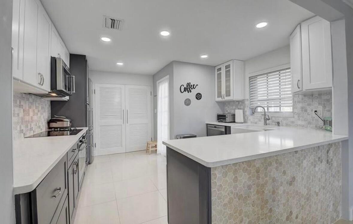 1299 South Ocean Boulevard, Unit L5 Boca Raton, FL 33432 - Photo 8 of 20 Kitchen