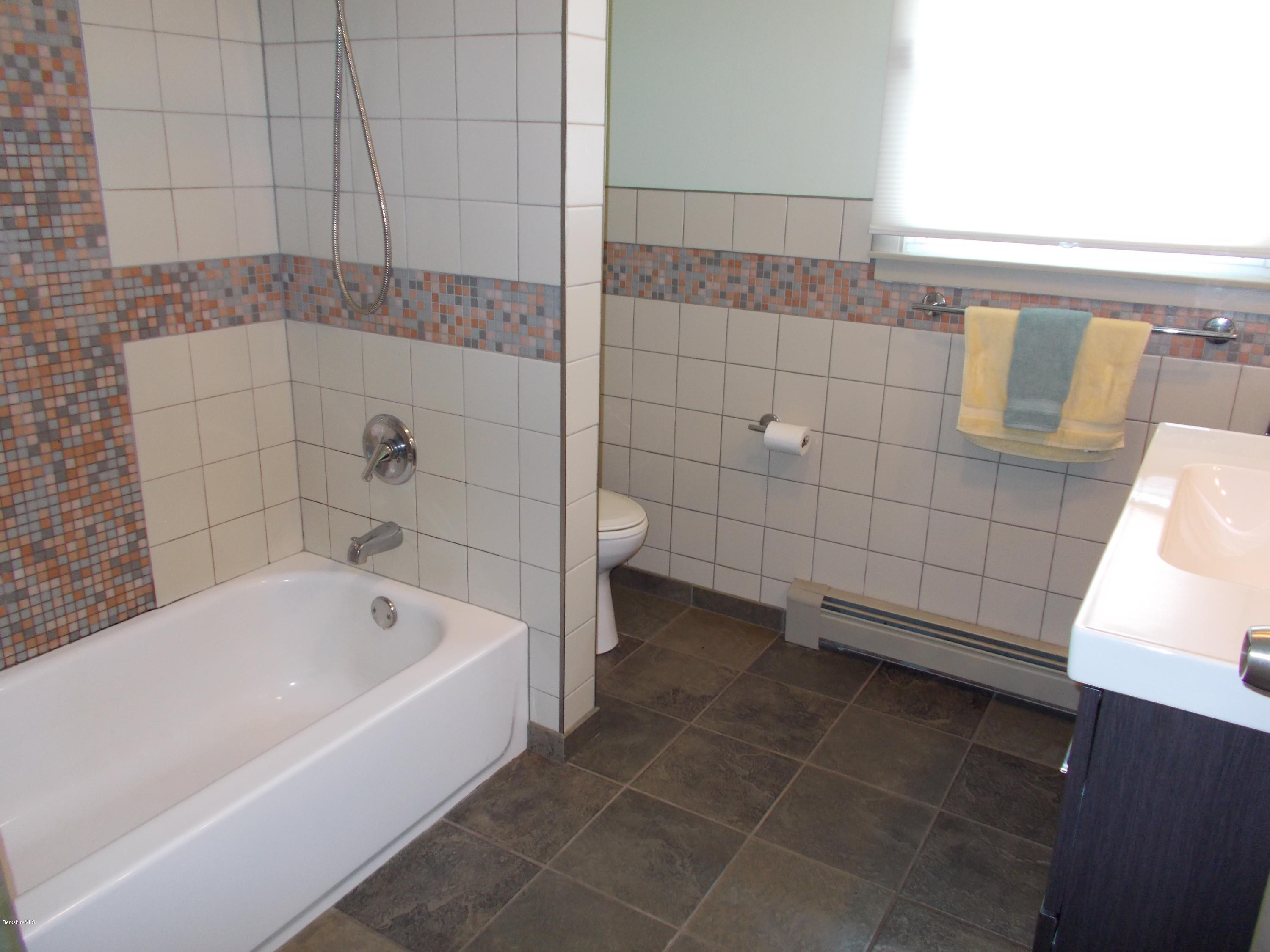 9 Lanark Road Pittsfield, MA 01201 - Photo 17 of 22 Full Bathroom