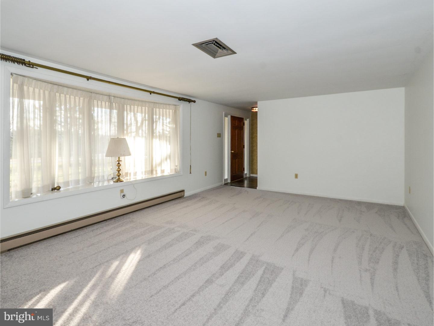 2514 Wasser Road Pennsburg, PA 18073 - Photo 4 of 25 Living Room