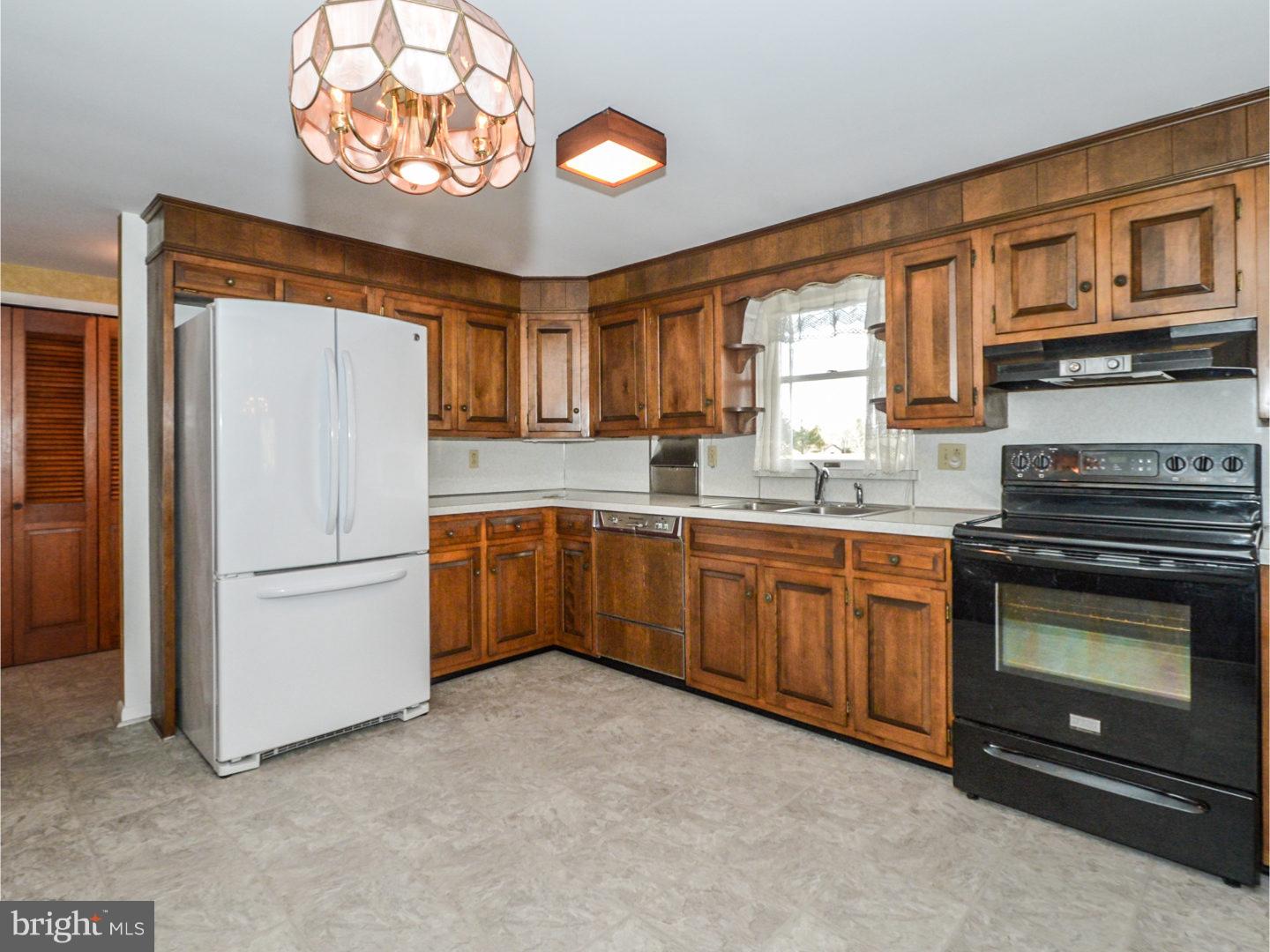 2514 Wasser Road Pennsburg, PA 18073 - Photo 5 of 25 Kitchen