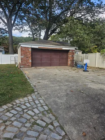 a view of a house with backyard and trees