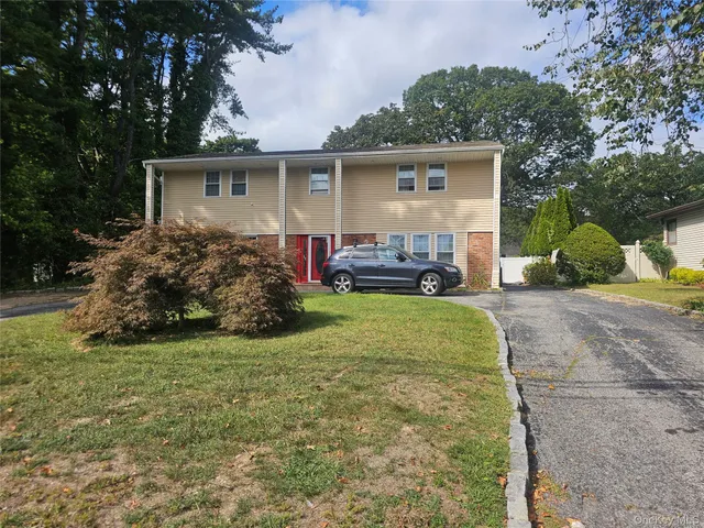 a view of a house with a yard and plants
