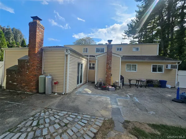 a view of a house with backyard