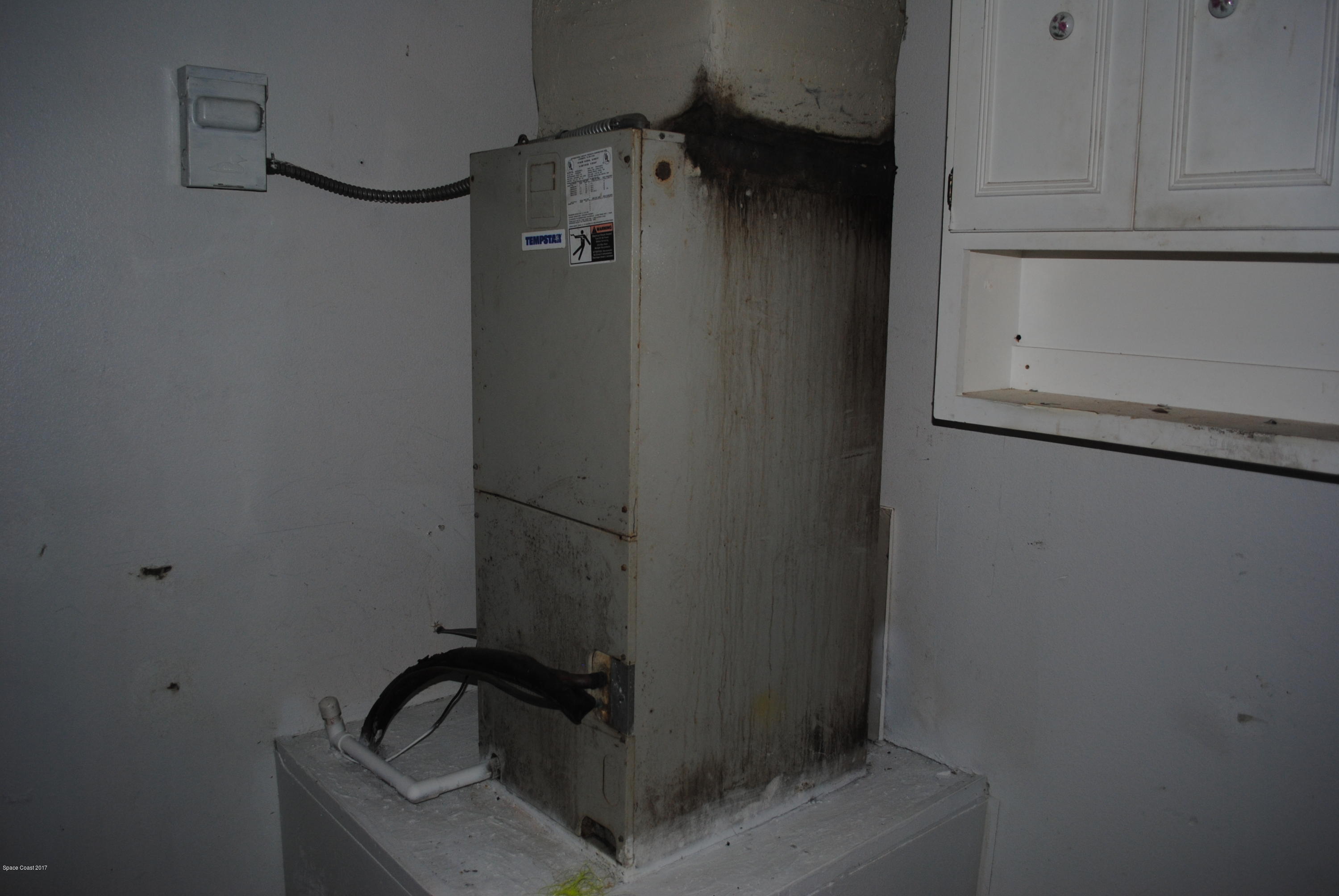 161 Tucson Road Southwest Palm Bay, FL 32908 - Photo 29 of 31 a close view of a shower in the bathroom