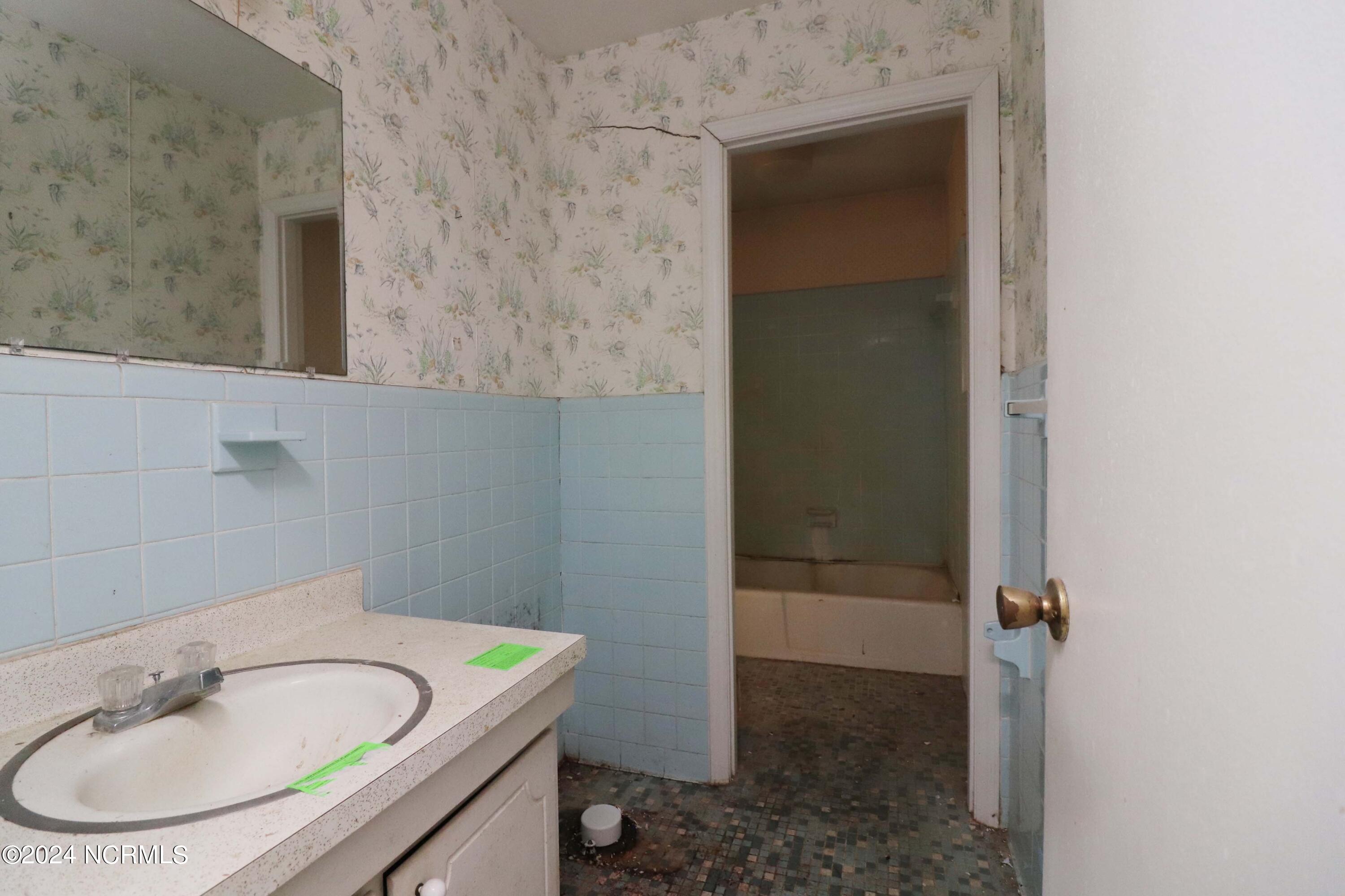 200 Shell Landing Road Beaufort, NC 28516 - Photo 12 of 13 Bath
