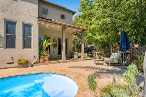 a view of backyard of the house