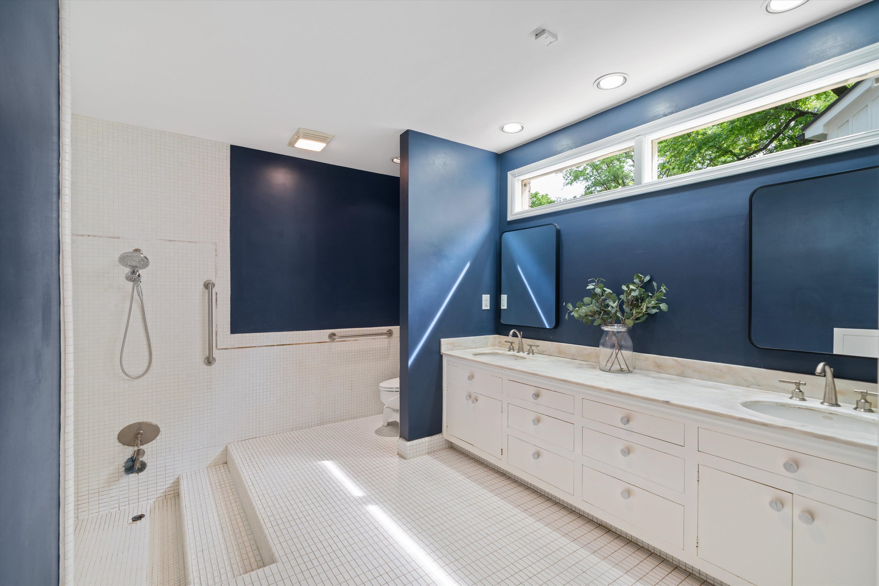 4391 Barfield Road Memphis, TN 38117 - Photo 18 of 25 a bathroom with a bathtub and a sink
