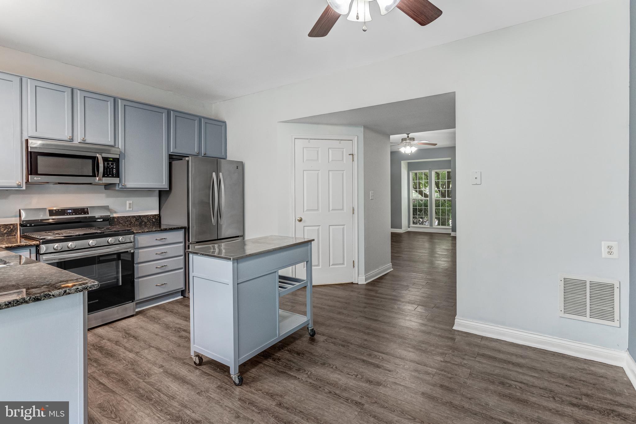 12423 Selkirk Circle Bristow, VA 20136 - Photo 6 of 20 Portable centre work isle conveys