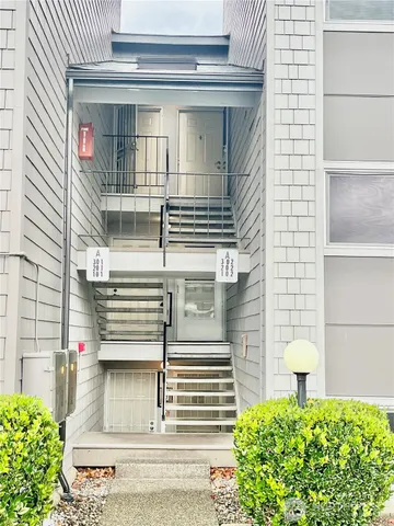 $307,900 | 2020 Grant Avenue South, Unit A302, Renton, WA 98055