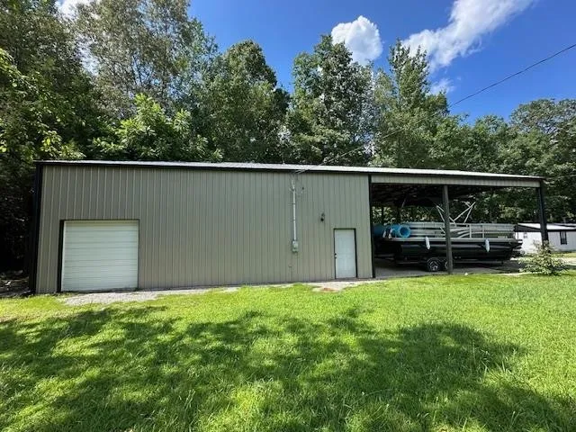 a view of a house with backyard and trees