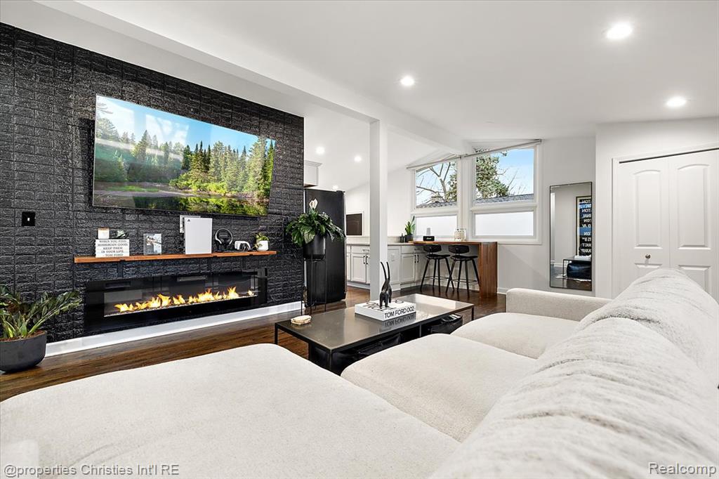 2011 Nakota Road Royal Oak, MI 48073 - Photo 6 of 27 Gallery Image 6