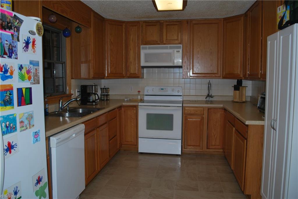 2720 E Road Walnut Cove, NC 27052 - Photo 6 of 30 Gallery Image 6