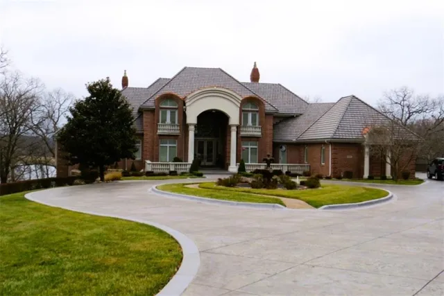 $3,989,000 | 6006 West Shore Court, Parkville, MO 64152