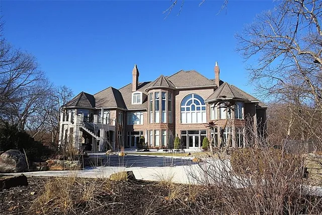 $3,989,000 | 6006 West Shore Court, Parkville, MO 64152