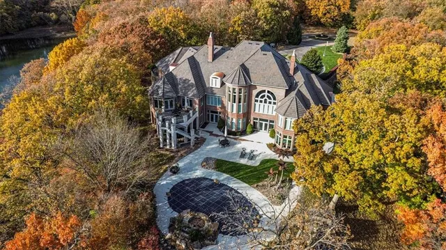 $3,989,000 | 6006 West Shore Court, Parkville, MO 64152