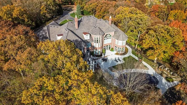 $3,989,000 | 6006 West Shore Court, Parkville, MO 64152