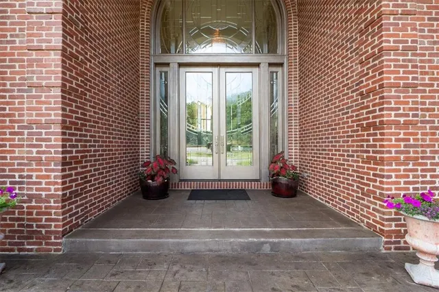 $3,989,000 | 6006 West Shore Court, Parkville, MO 64152